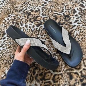 Y2K 2000s Mcbling Madden Girl rhinestone chunky flip flops